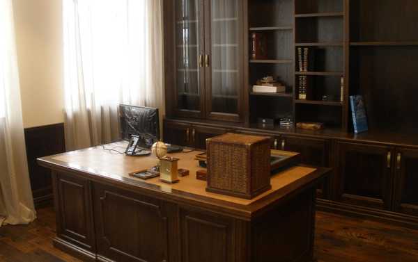 Производство офисной мебели на заказ из массива и шпона дерева 