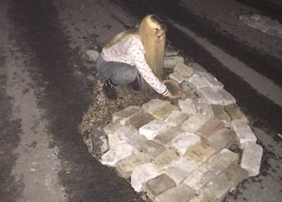 В Брянске девушка отремонтировала дорогу кирпичами