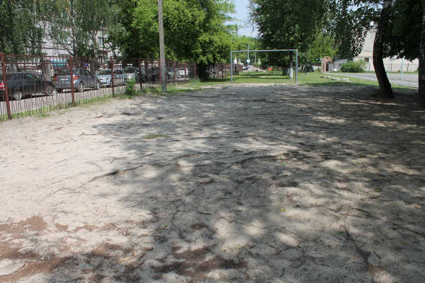 Власти Брянска закрыли глаза на опасную спортплощадку возле школы №52
