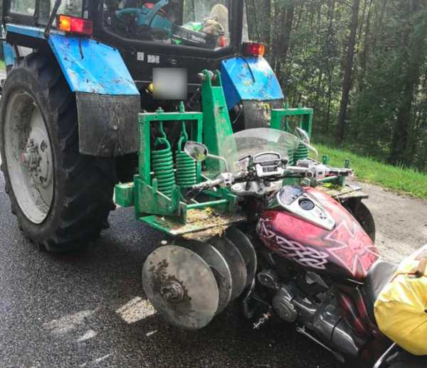 Под Навлей 39-летний мотоциклист врезался в трактор и сломал ногу