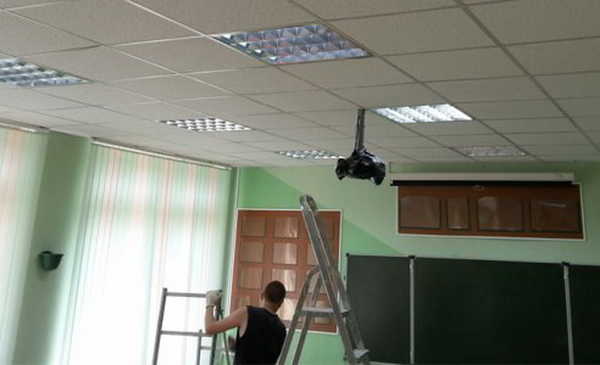 В Брянске назвали причину обрушения штукатурки в школе №33