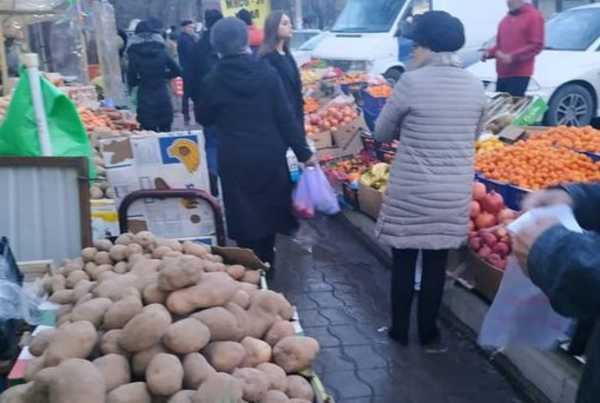 В Новозыбкове освободили тротуар от рыночных торговцев