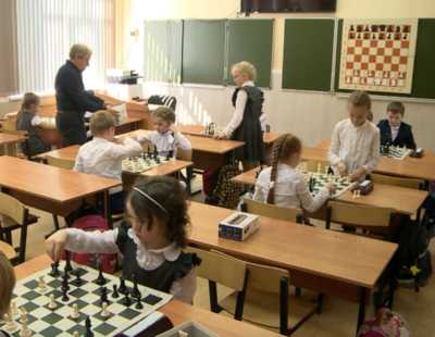 Брянским школам подарили новое шахматное оборудование