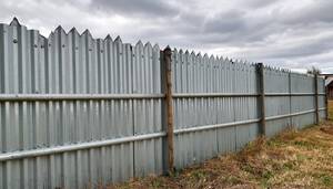 Забор из профнастила: о чем стоит знать перед установкой