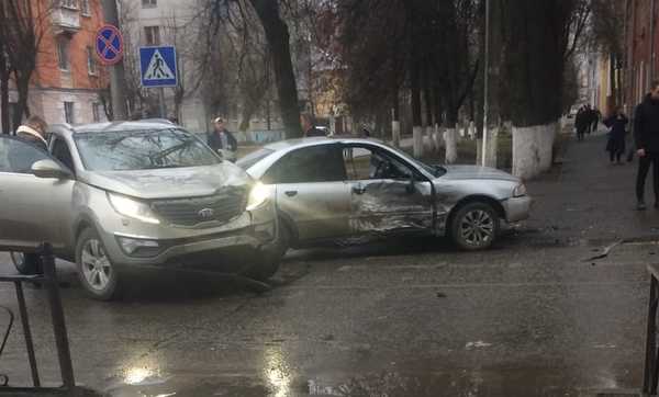 В Брянске возле БГТУ разбились две иномарки