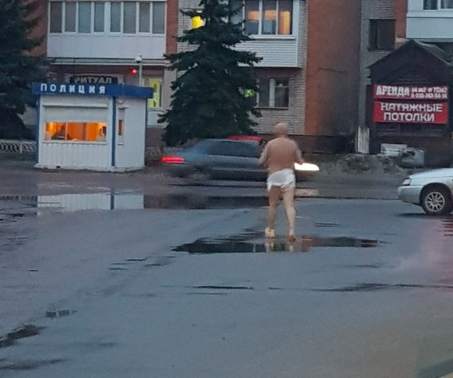 В Брянске возле больницы №1 заметили голого мужчину