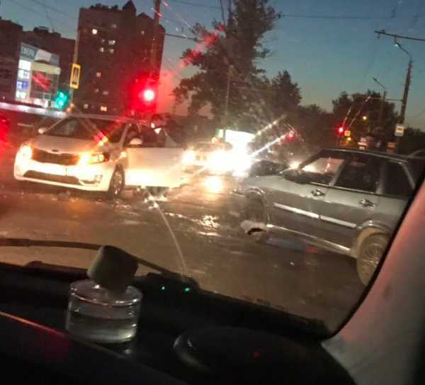 В Брянске возле «Спортмастера» разбились две легковушки