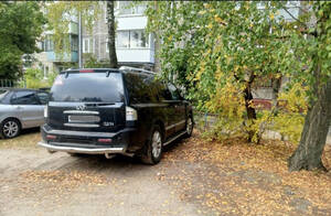 13 припарковавшихся на газоне водителей наказали по просьбе брянцев