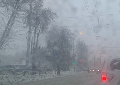 Снегопад парализовал движение по всему Брянску