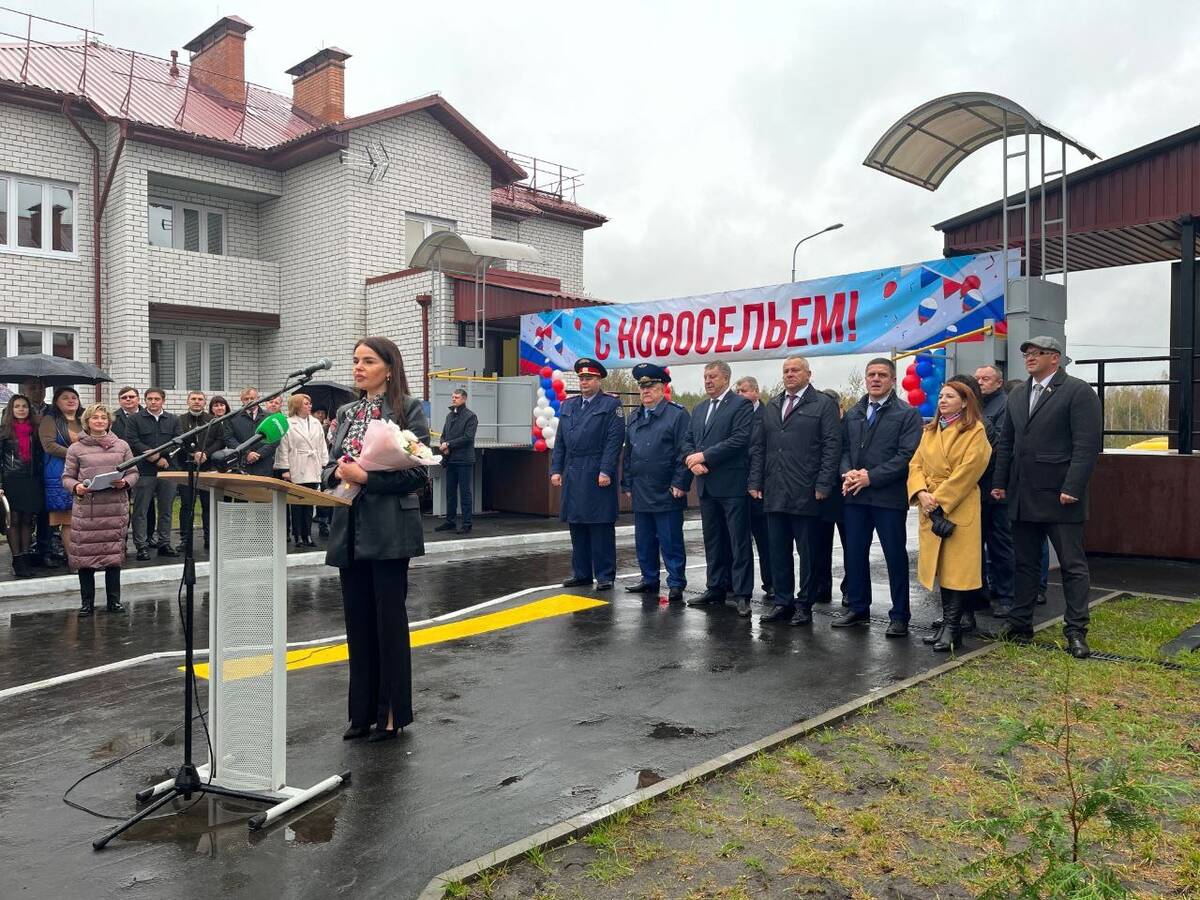 В Унече сиротам вручили ключи от квартир в новых домах | 07.10.2023 |  Брянск - БезФормата