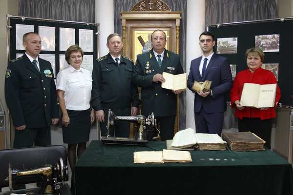 В Брянске краеведческому музею подарили 6 редких книг и монеты