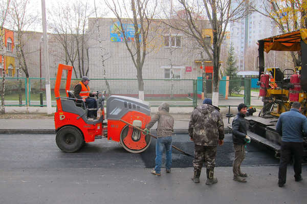 Дорогу в Московском микрорайоне ремонтируют в Брянске