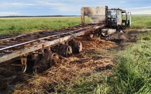 В брянском поле дотла выгорел огромный грузовик