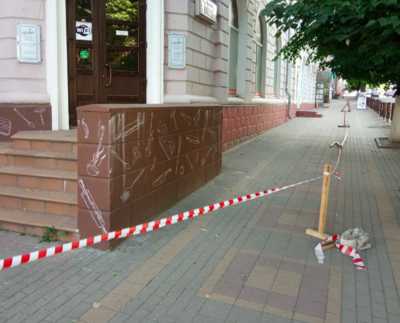 В Брянске из-за бомбардировки перекрыли тротуар возле бывшего «CITY HALL»