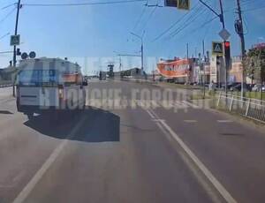 В Брянске маршрутчика и водителя Audi наказали за проезд на красный свет