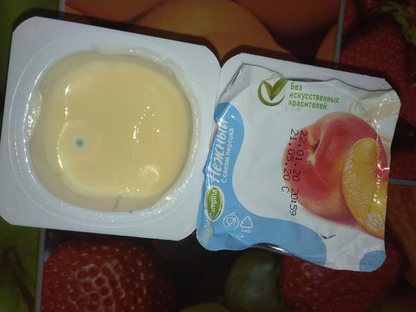 Жительница Унечи в супермаркете купила ребенку йогурт с плесенью