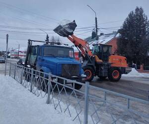 Во всех районах Брянской области спецтехника вышла на битву со снегом