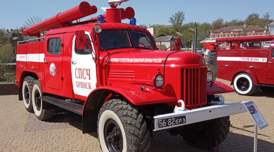 В Брянске на Набережной открылась выставка пожарной техники