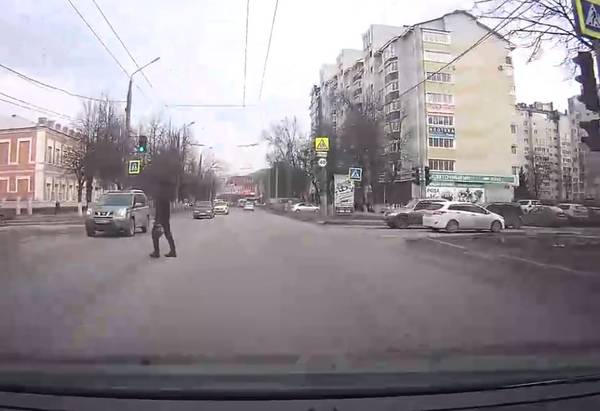 В Брянске сняли на видео бессмертного пешехода