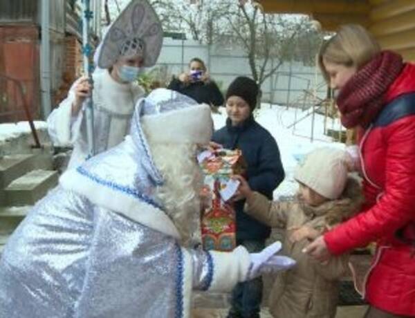 В Брянске Деды Морозы и Снегурочки поздравляют детей из многодетных семей