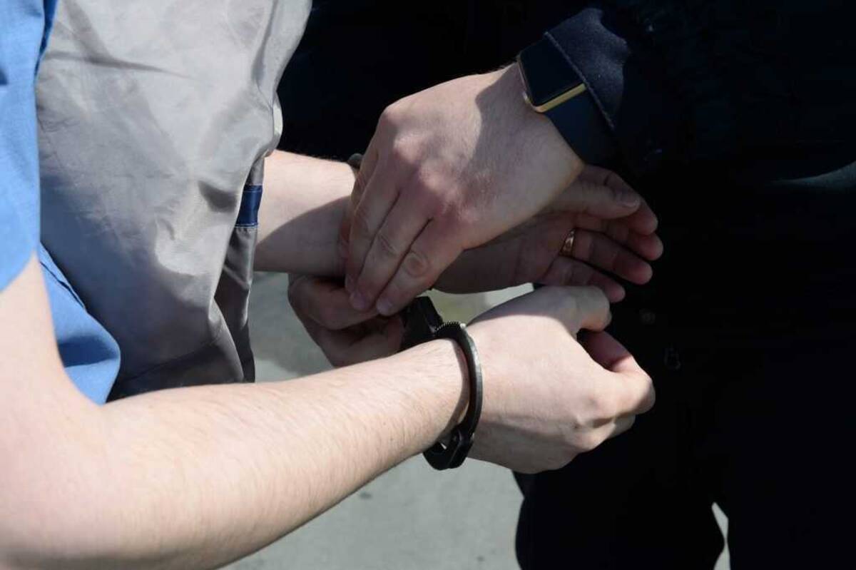 Новости задержанных в брянской области. Полиция наручники задержание. Задержанный в наручниках. Наручники полицейские на руках.