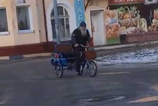 Жителям Брянска улучшил настроение дед Миша на музыкальном велосипеде