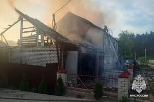 В Дятьково пожар уничтожил гараж, 2 автомобиля и крышу жилого дома
