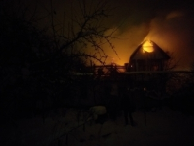 В Володарском районе Брянска сгорел дом: есть пострадавший