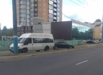 В Брянске столкнулись КИА и автолайн: ранена женщина