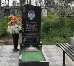 В брянской Жуковке одноклассники поставили памятник другу