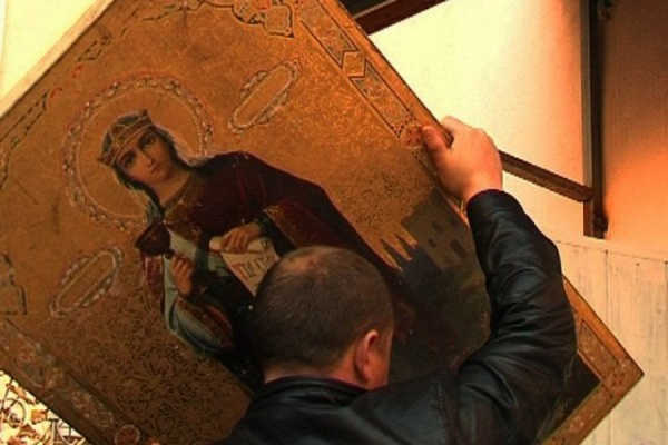 В брянском селе уголовник украл у собутыльника иконы