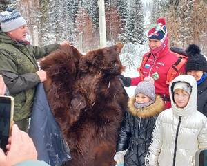 Брянскому чемпиону Большунову преданный болельщик подарил шкуру медведя
