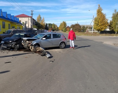 В Клинцах парень на «Opel» протаранил ВАЗ и разбил голову