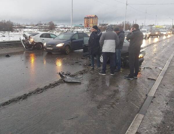 В аварии на Литейном мосту в Брянске пострадал 54-летний пассажир Volkswagen