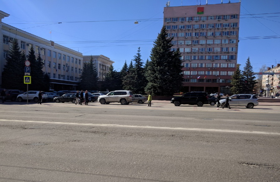 В Брянске автохамы снова превратили площадь Ленина в стоянку