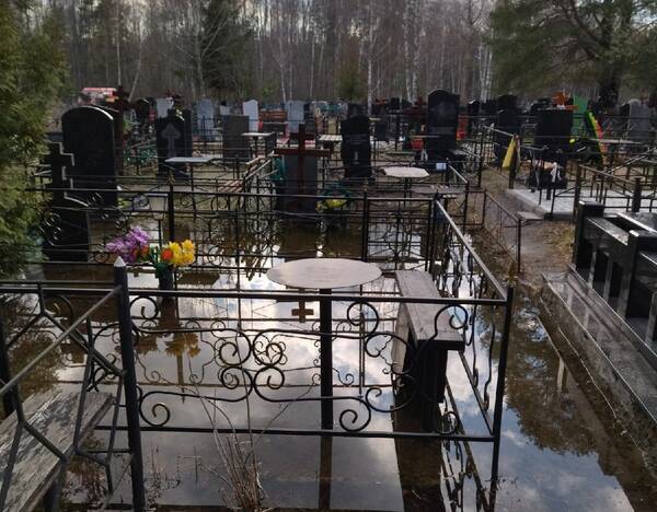 В Брянске затопило кладбище на улице Абашева
