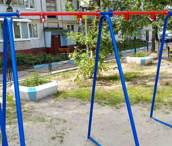 В Брянске на улице Донбасской загадочно пропали качели