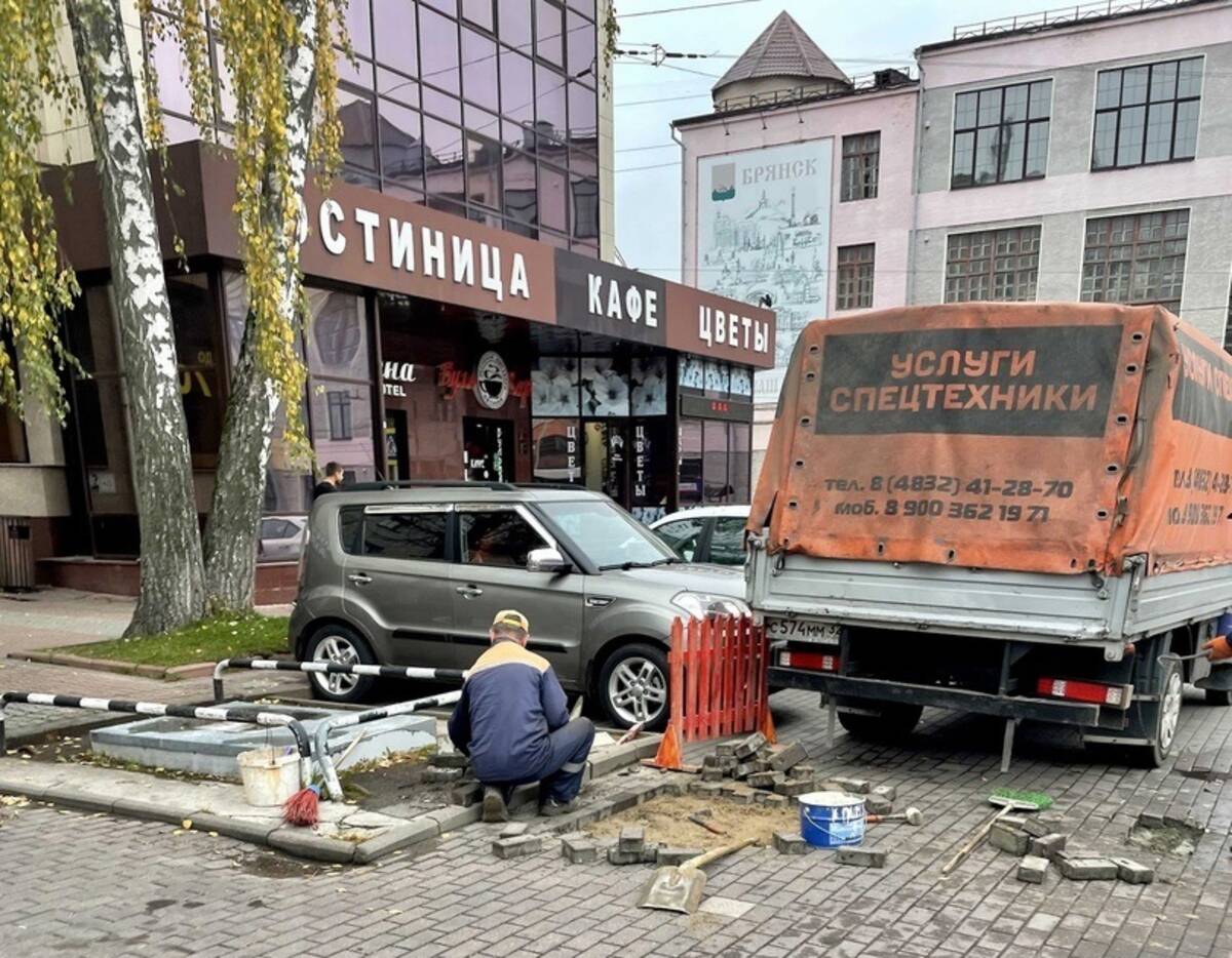 В Брянске дорожники устранили провал в плитке на площади Ленина