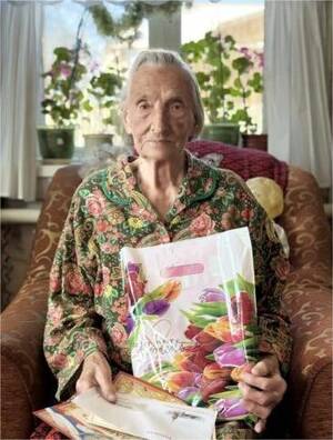 Брянской долгожительнице вручили поздравления Путина и Богомаза к 95-летию