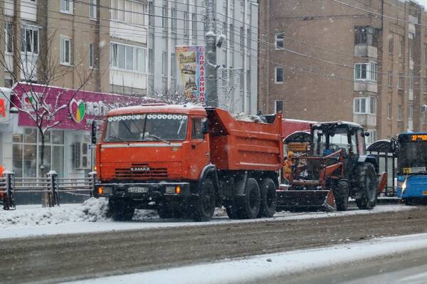 На брянские улицы на борьбу со снегопадом вышли 50 машин