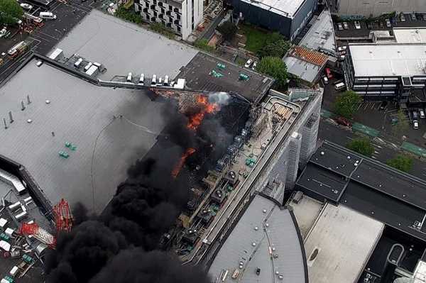 Крупный пожар вспыхнул на крыше высотного здания в Новой Зеландии