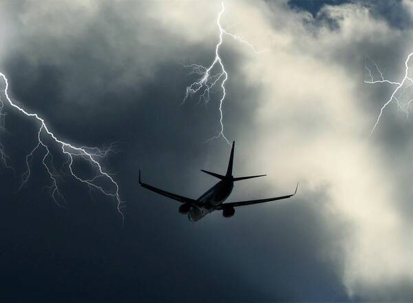 В летевший в Сочи самолет ударила молния