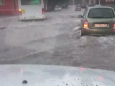 В Клинцах машины плавали по улицам во время ливня