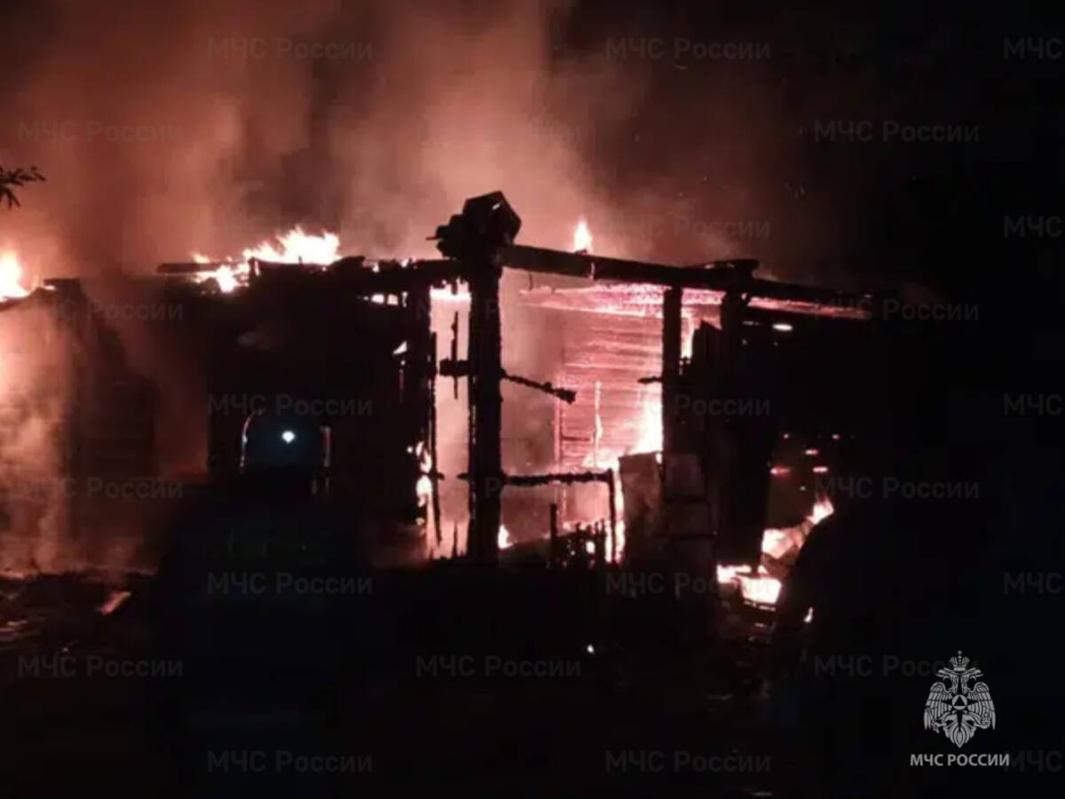 Под Брянском ночью сгорел жилой дом | 13.06.2024 | Брянск - БезФормата