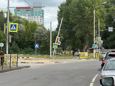 В Володарском районе Брянска ночью снесли забор и светофор
