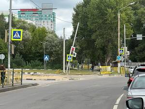 В Володарском районе Брянска ночью снесли забор и светофор