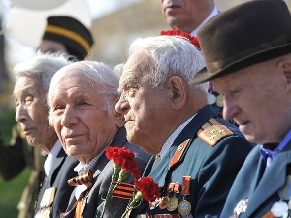 Брянские ветераны начали получать выплаты к 75-летию Великой Победы