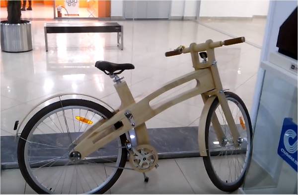 Брянского блогера восхитил деревянный велосипед в ТРЦ «Аэропарк»