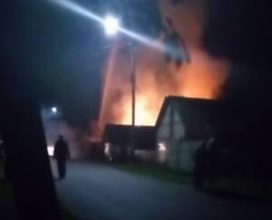 Жилой дом сгорел после обстрела в Брянской области