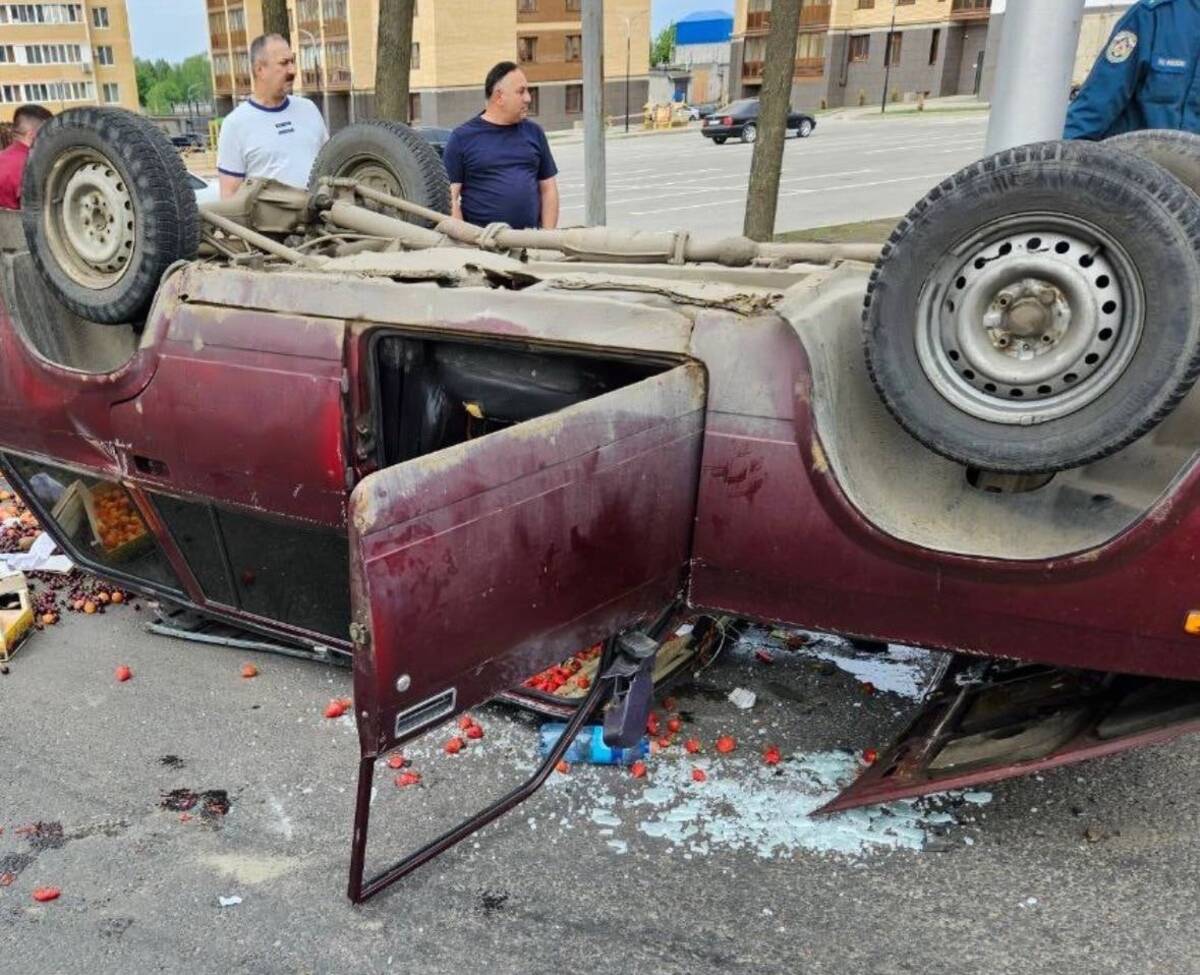 В Советском районе Брянска на кольце у Самолёта после столкновения с Daewoo  перевернулся ВАЗ